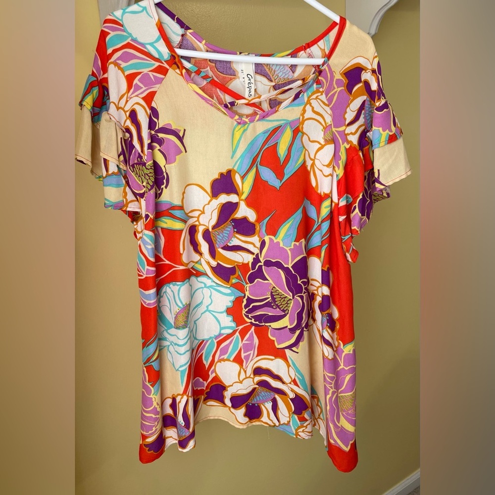 Crepas Women’s Size 1X Flutter sleeve multi color tunic with details at the neck